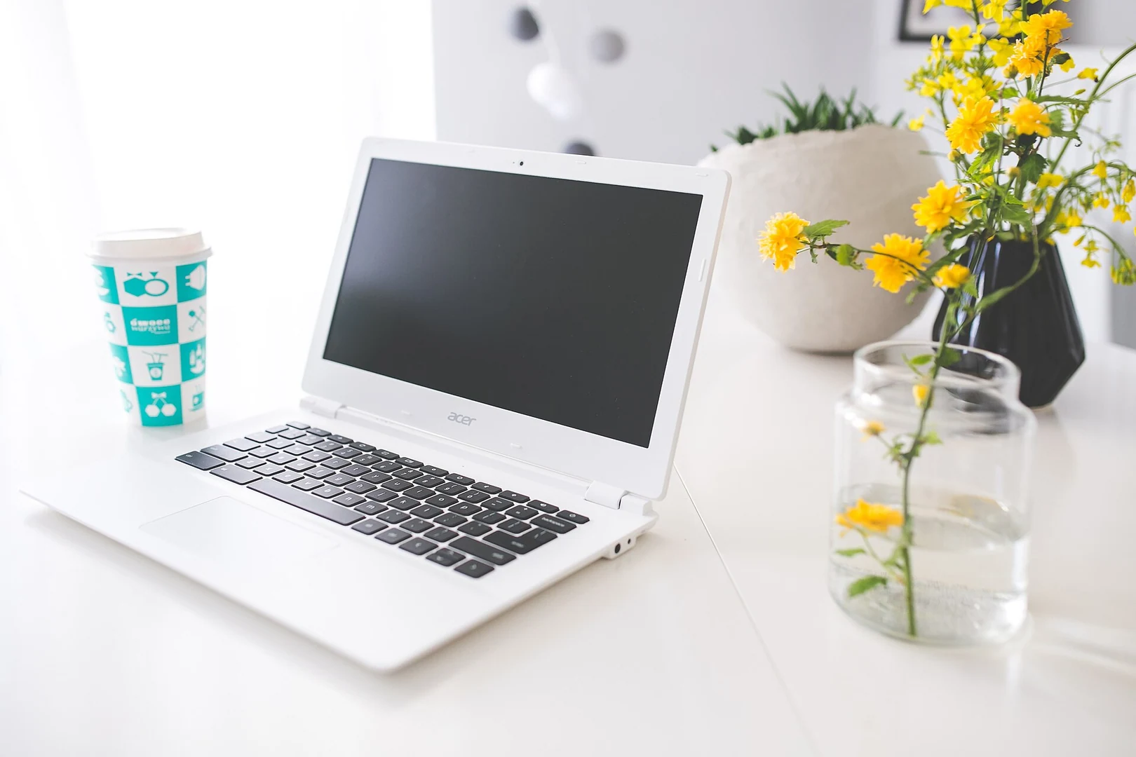 कॉफी, लैपटॉप और planner वाली मेज़