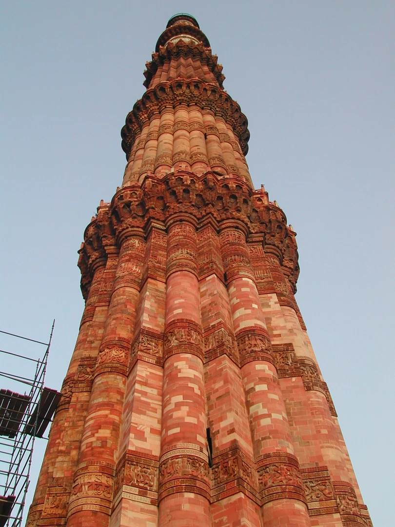 नई दिल्ली में क़ुतुब मीनार का दृश्य